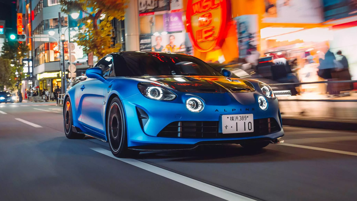 Alpine A110 Frontansicht Schräg Szene 1200x675